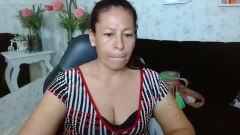 Snapshot of mature_martina_ chatting on 01-21-25, 01:39 Martina online show from 01-21-25, 01:39