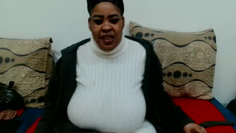 Snapshot of maturedbootyqueen chatting on 06-07-26, 08:01 QUEEN online show from 06-07-26, 08:01