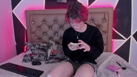 Snapshot of max_lover1 chatting on 12-19-24, 06:12 Max lover1 online show from 12-19-24, 06:12