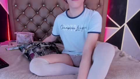 Snapshot of max_lover1 chatting on 12-20-24, 05:51 Max lover1 online show from 12-20-24, 05:51