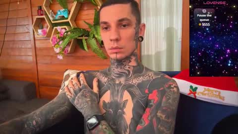 Snapshot of max_reaves chatting on 12-25-24, 05:05 online show from 12-25-24, 05:05