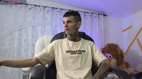 Snapshot of maxandalyn_ chatting on 01-20-25, 07:57 Max Dalyn online show from 01-20-25, 07:57