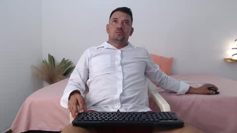 Max Hunter online show from 09-19-25, 02:57