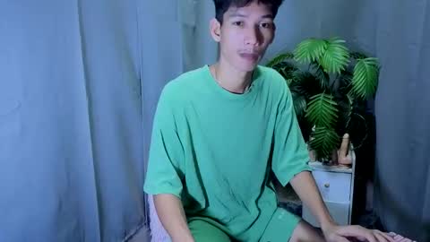 Snapshot of maxiebunny99 chatting on 10-20-25, 02:28 Reyn online show from 10-20-25, 02:28