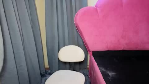 Snapshot of maxiebunny99 chatting on 11-07-25, 12:21 Reyn online show from 11-07-25, 12:21