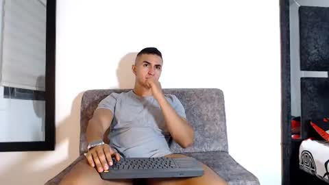 Snapshot of maximo_sebastian chatting on 07-17-26, 09:27 Maximo Sebastian online show from 07-17-26, 09:27
