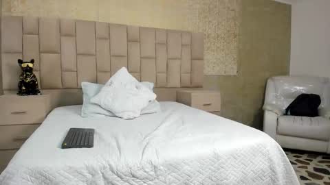 Snapshot of maximusdick1_ chatting on 10-19-25, 04:02 Maximus online show from 10-19-25, 04:02