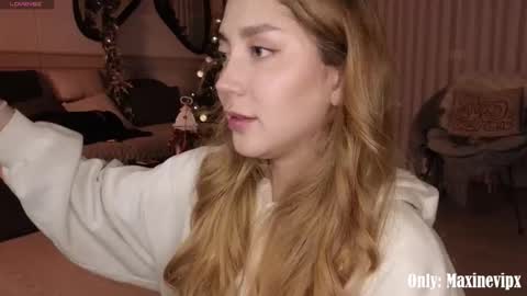 Snapshot of maxine_8 chatting on 12-19-25, 01:12 Maxine online show from 12-19-25, 01:12