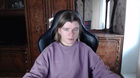 Snapshot of maxplay18 chatting on 11-17-25, 09:15 Max online show from 11-17-25, 09:15