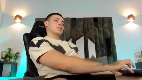 Snapshot of maxwell_dupont chatting on 02-14-25, 02:39 MAX online show from 02-14-25, 02:39