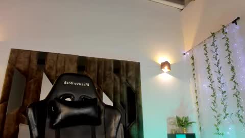 Snapshot of maxwell_dupont chatting on 02-18-25, 12:59 MAX online show from 02-18-25, 12:59