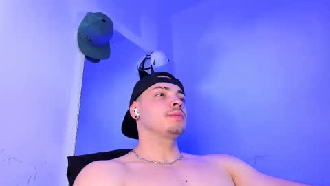 Snapshot of maxwell_dupont chatting on 09-20-25, 10:22 MAX online show from 09-20-25, 10:22