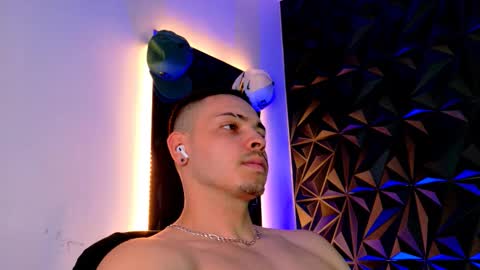 Snapshot of maxwell_dupont chatting on 10-19-25, 01:06 MAX online show from 10-19-25, 01:06