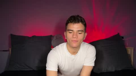 Snapshot of maxwoolf chatting on 07-17-26, 01:29 Max online show from 07-17-26, 01:29