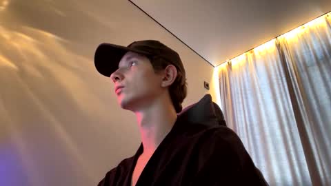 Max online show from 09-18-25, 04:47