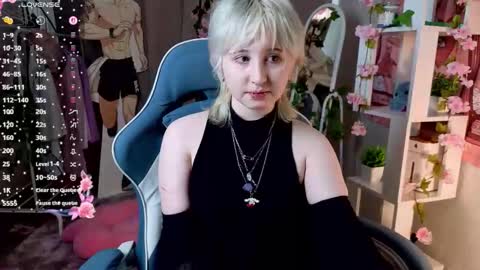 Snapshot of may_leaf chatting on 02-20-26, 03:25 Mary online show from 02-20-26, 03:25