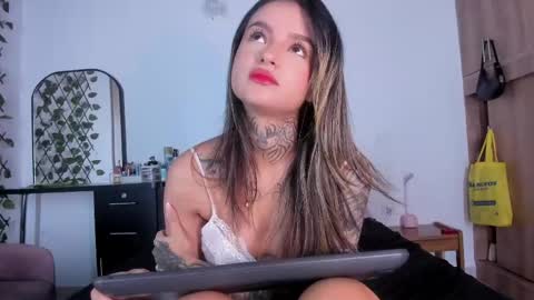 Snapshot of medussa13 chatting on 04-23-26, 12:15 medussa13 online show from 04-23-26, 12:15