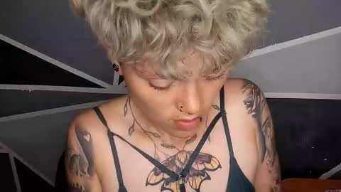 Snapshot of megan_coop3r_ chatting on 02-14-26, 06:32 Megan and sophi online show from 02-14-26, 06:32