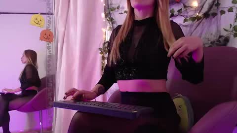 Snapshot of meganlk chatting on 10-31-25, 02:01 MEGAN online show from 10-31-25, 02:01