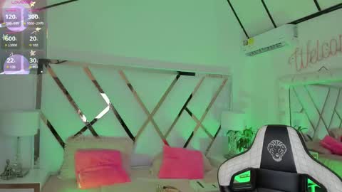 Snapshot of megann__up chatting on 03-18-26, 03:09 Megan online show from 03-18-26, 03:09