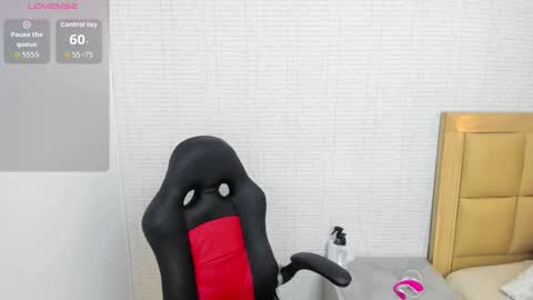 Snapshot of meganzarick chatting on 09-19-25, 12:39 M E G A N online show from 09-19-25, 12:39