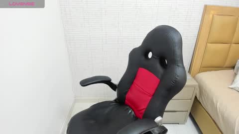 Snapshot of meganzarick chatting on 09-22-25, 12:29 M E G A N online show from 09-22-25, 12:29