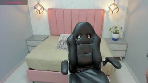 Snapshot of meganzarick chatting on 10-06-25, 12:46 M E G A N online show from 10-06-25, 12:46