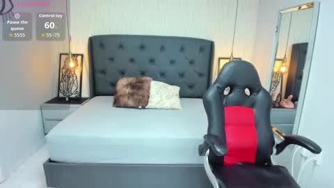 Snapshot of meganzarick chatting on 10-17-25, 08:22 M E G A N online show from 10-17-25, 08:22