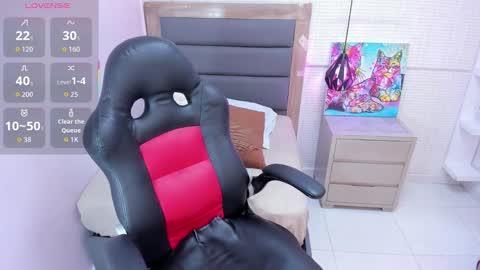 Snapshot of meganzarick chatting on 10-24-25, 12:34 M E G A N online show from 10-24-25, 12:34