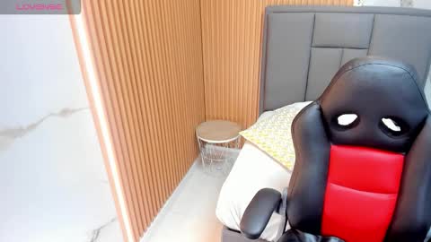 Snapshot of meganzarick chatting on 10-28-25, 12:41 M E G A N online show from 10-28-25, 12:41