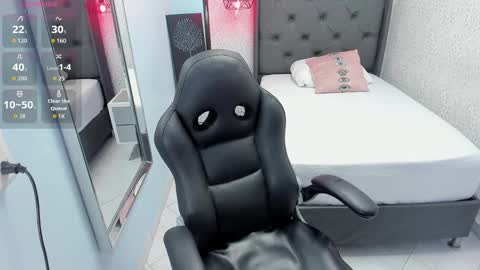 Snapshot of meganzarick chatting on 11-04-25, 01:32 M E G A N online show from 11-04-25, 01:32