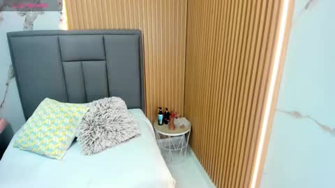 Snapshot of meganzarick chatting on 11-22-25, 03:16 M E G A N online show from 11-22-25, 03:16