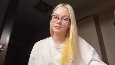 Snapshot of megganskurski chatting on 02-16-26, 07:43 Mia online show from 02-16-26, 07:43