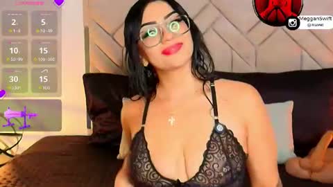 Snapshot of megganswift_ chatting on 07-12-26, 05:09 Megan 3 online show from 07-12-26, 05:09