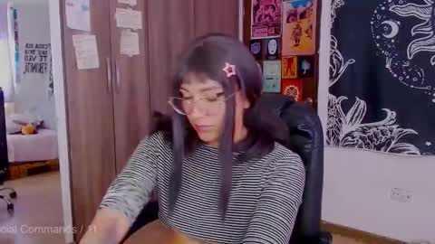 Snapshot of mel_dahlia chatting on 10-16-25, 04:30 Melissa - - Please help me to reach 100 thumbs up online show from 10-16-25, 04:30