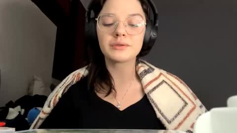 Snapshot of melainehaynes chatting on 02-12-26, 08:53 Leila online show from 02-12-26, 08:53