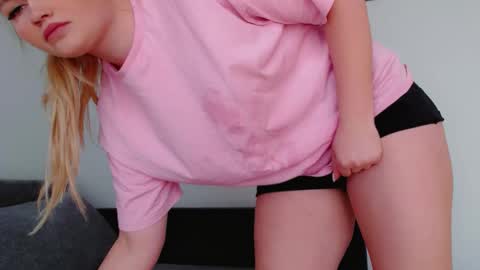 Snapshot of melani_a chatting on 04-10-26, 11:48 Melania online show from 04-10-26, 11:48