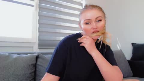 Snapshot of melani_a chatting on 04-14-26, 12:00 Melania online show from 04-14-26, 12:00