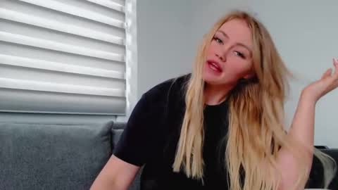 Snapshot of melani_a chatting on 04-17-26, 12:19 Melania online show from 04-17-26, 12:19