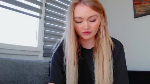 Snapshot of melani_a chatting on 04-24-26, 11:45 Melania online show from 04-24-26, 11:45