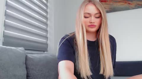 Snapshot of melani_a chatting on 04-25-26, 10:07 Melania online show from 04-25-26, 10:07