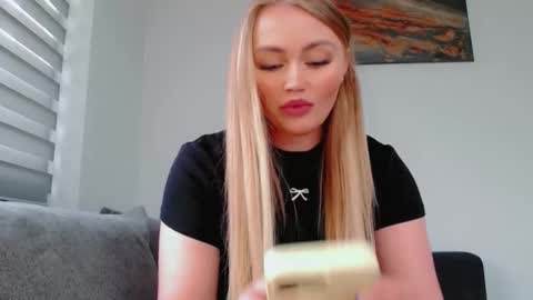 Snapshot of melani_a chatting on 05-09-26, 11:37 Melania online show from 05-09-26, 11:37