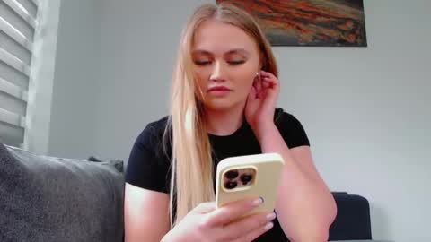 Snapshot of melani_a chatting on 05-14-26, 12:01 Melania online show from 05-14-26, 12:01