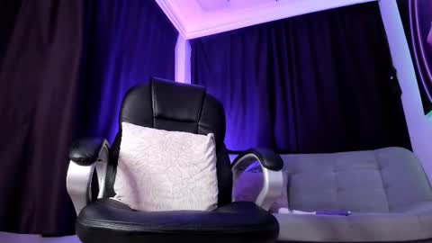 Snapshot of melani_greyy chatting on 02-18-25, 11:19 melani greyy online show from 02-18-25, 11:19