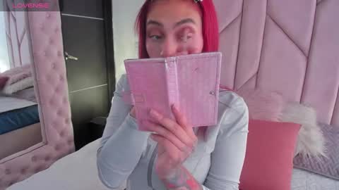 Snapshot of melanie_roux_ chatting on 11-04-25, 12:04 Melanie roux online show from 11-04-25, 12:04