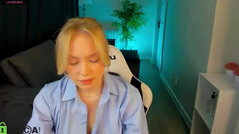 Snapshot of melanie_ryer chatting on 10-17-25, 12:47 Melanie online show from 10-17-25, 12:47