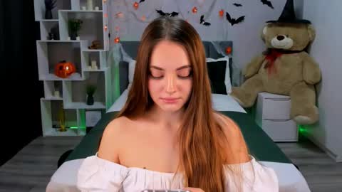 MelanieAlves online show from 10-21-25, 12:17