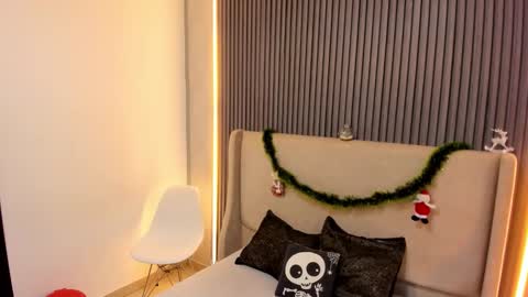 MelanieRoah online show from 12-22-25, 07:44