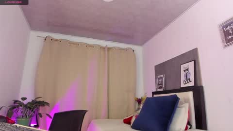 Snapshot of melaniie_roussel chatting on 01-25-25, 12:27 melaniie_roussel online show from 01-25-25, 12:27