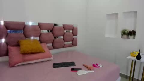 Snapshot of melannycollins__ chatting on 09-18-25, 12:51 Melanny online show from 09-18-25, 12:51